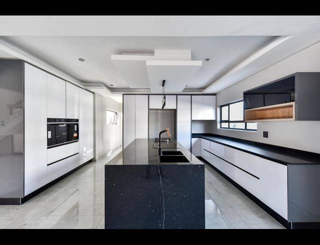 5 BEDROOM HOUSE FOR SALE IN SIX FOUNTAINS RESIDENTIAL ESTATE